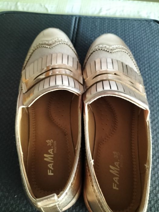 Sandália tipo sapato dourada Fama Pastor 345