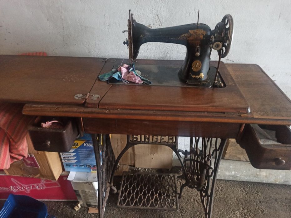 Старовинна  швейна машина ножна Singer оригінал