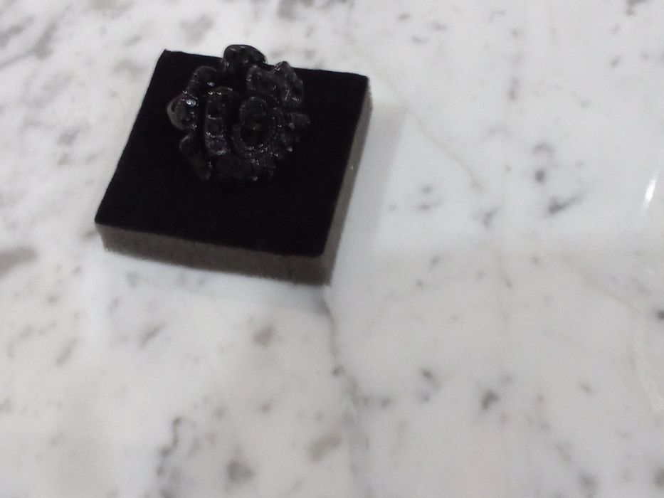 Przepiękny,elegancki pirścionek wykonany z czarnego onyksu