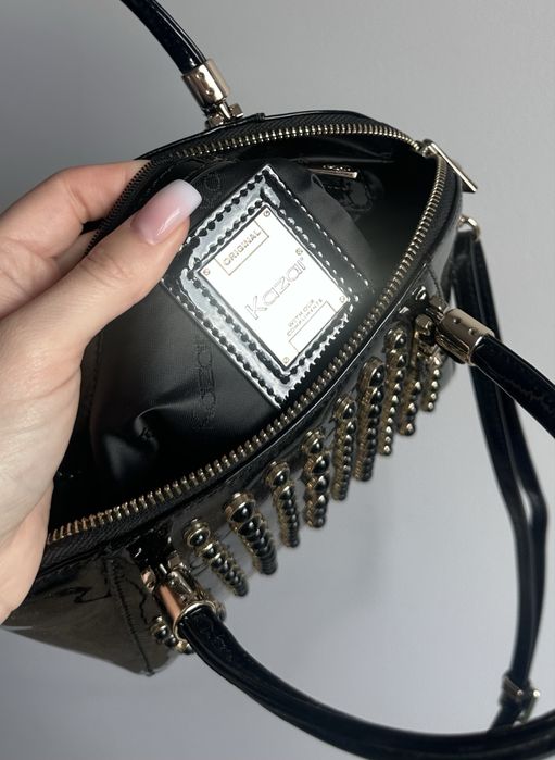 Skórzana lakierowana torebka z paskiem na ramię marka Kazar