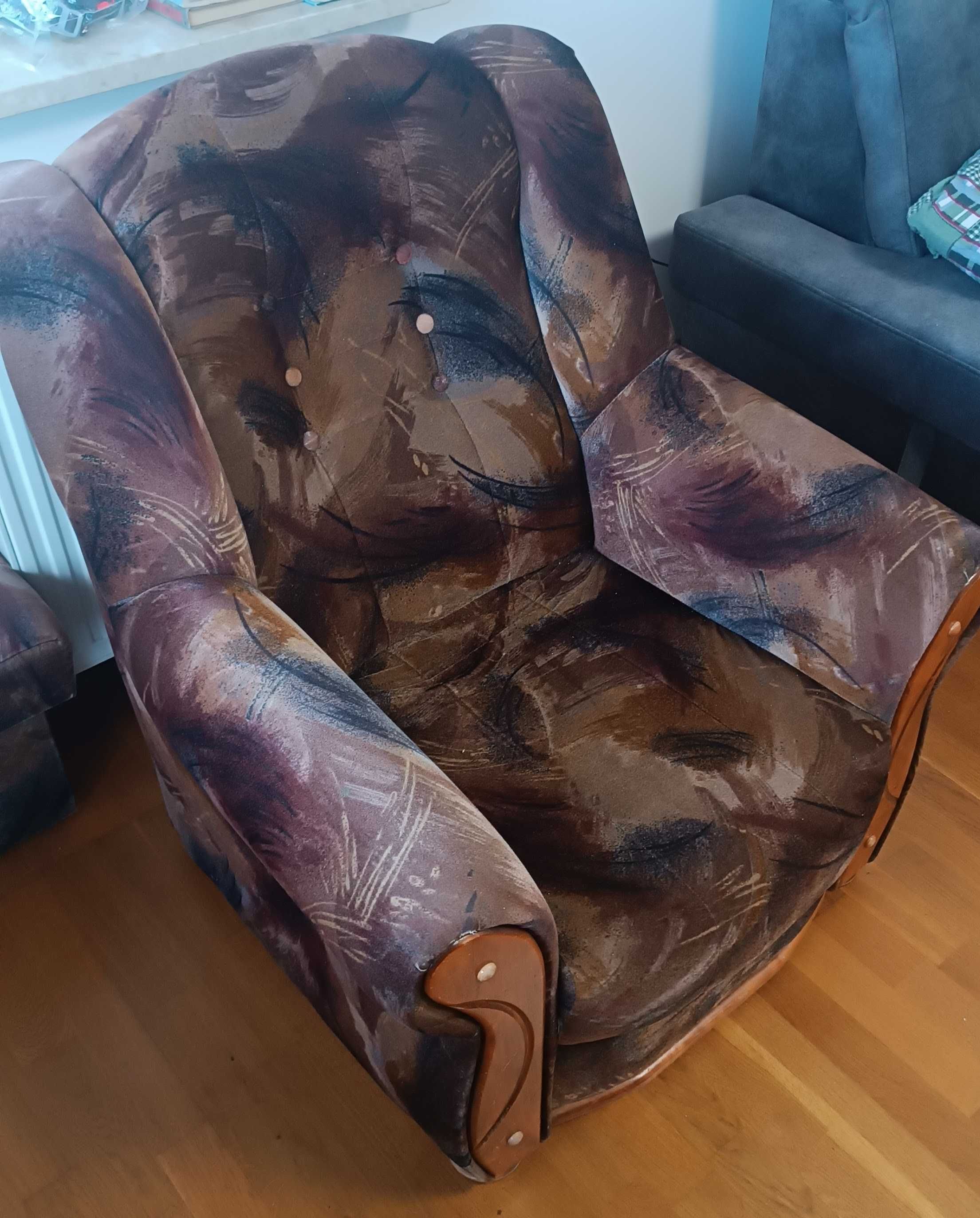 Fotel brązowy welurowy