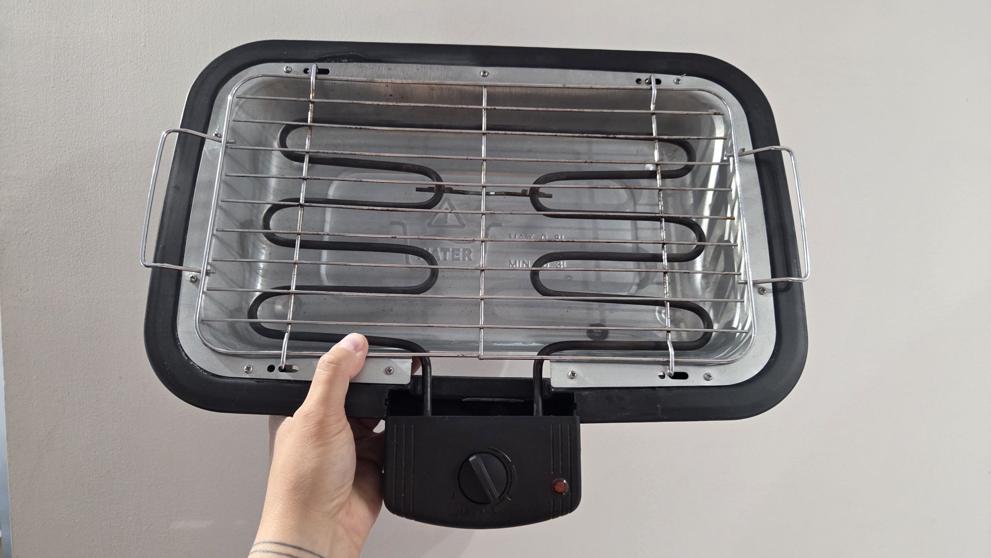 Grill elektryczny ze stojakiem ogrodowym