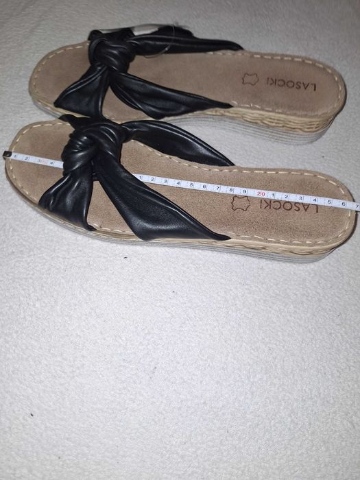 Klapki skórzane damski  Lasocki. Rozm.40. Nowe
