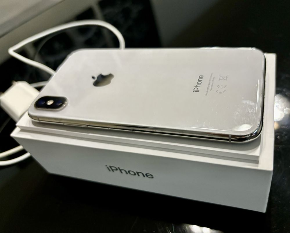 Telefon iPhone X / 64GB biały+ dodatki