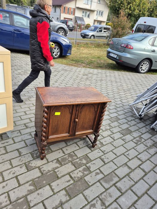 Zgrabna szafka drewniana