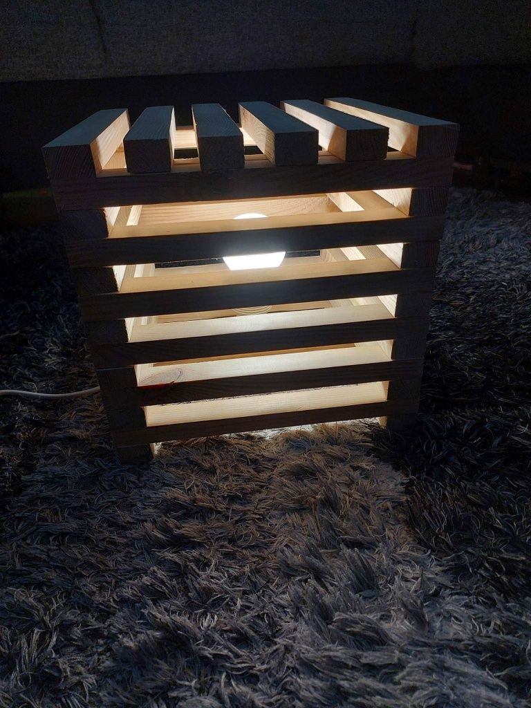Lampka nocna wykonana z drewna