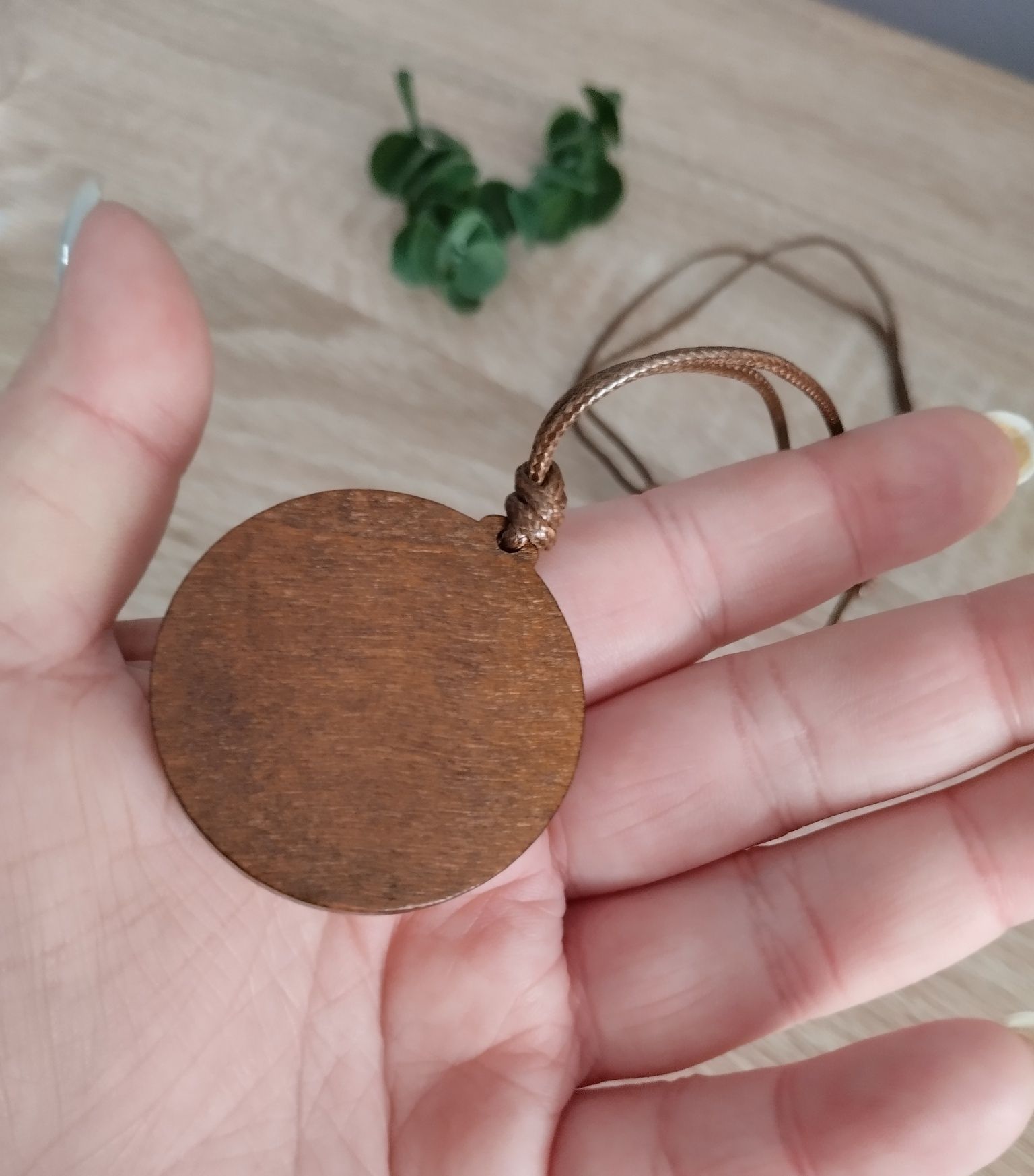 Piękny naszyjnik z lekkim drewnianym wisiorkiem mandala boho etno