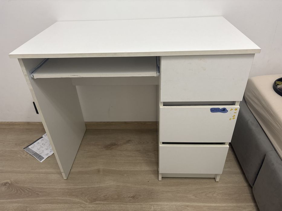 Biale biurko z szufladami