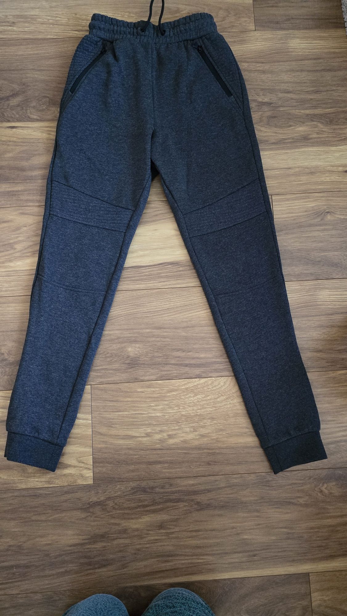 Spodnie dresowe joggersy marki C&A, szare, Rozmiar XS, slim fit.