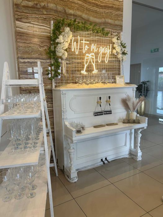 „ProseccoPiano -– Viralowa Atrakcja Weselna + Ścianka Foto + Neon LED