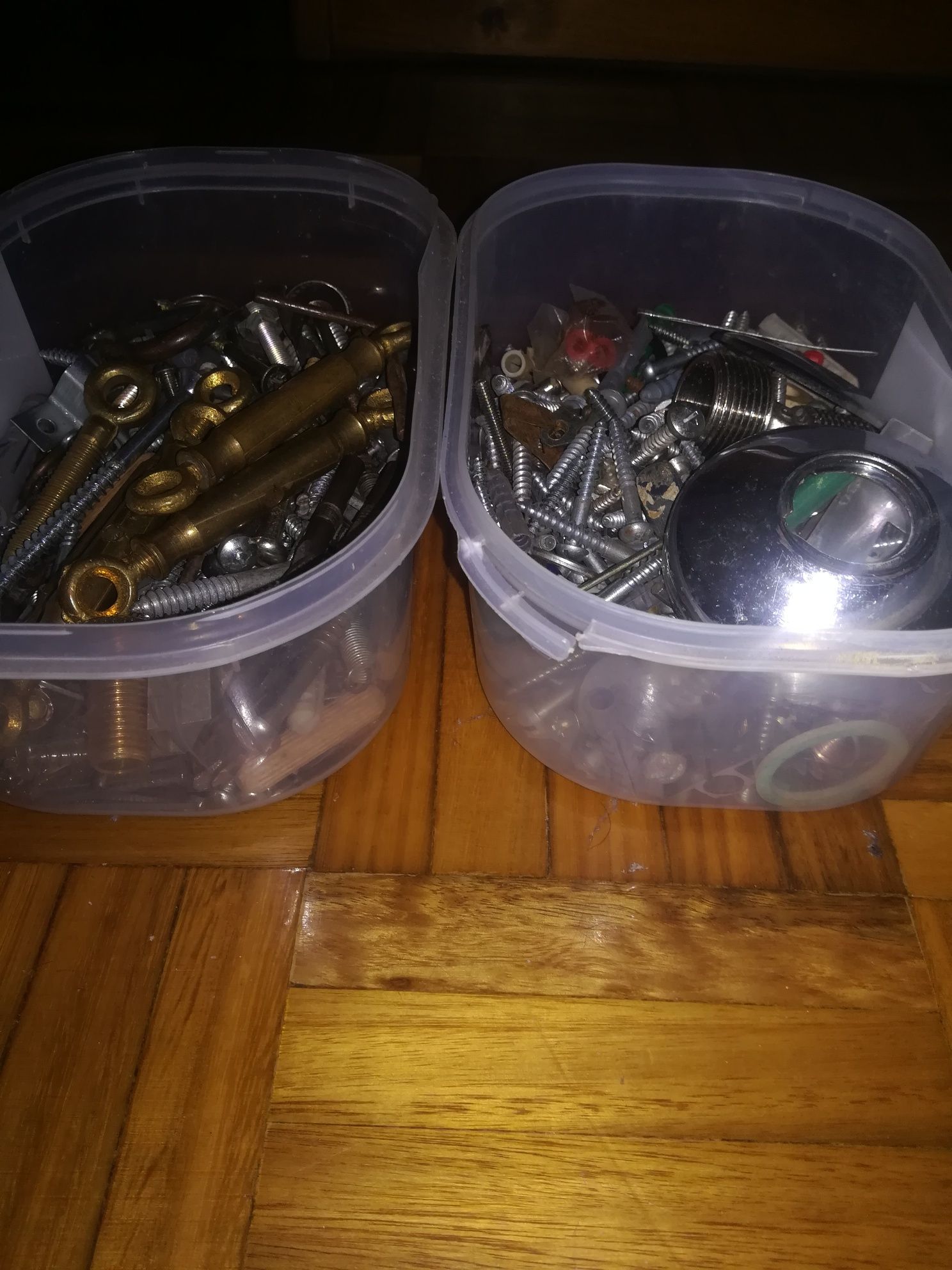Caixas com parafusos