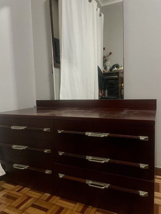 Cômoda com espelho – elegante e espaçosa