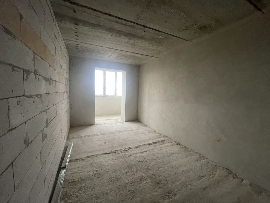 Просторий 1-кімнатний сирець на здачі