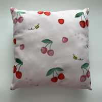 Sinsay poduszka dekoracyjna dla dziewczynki różowa w pszczoły, wiśnie