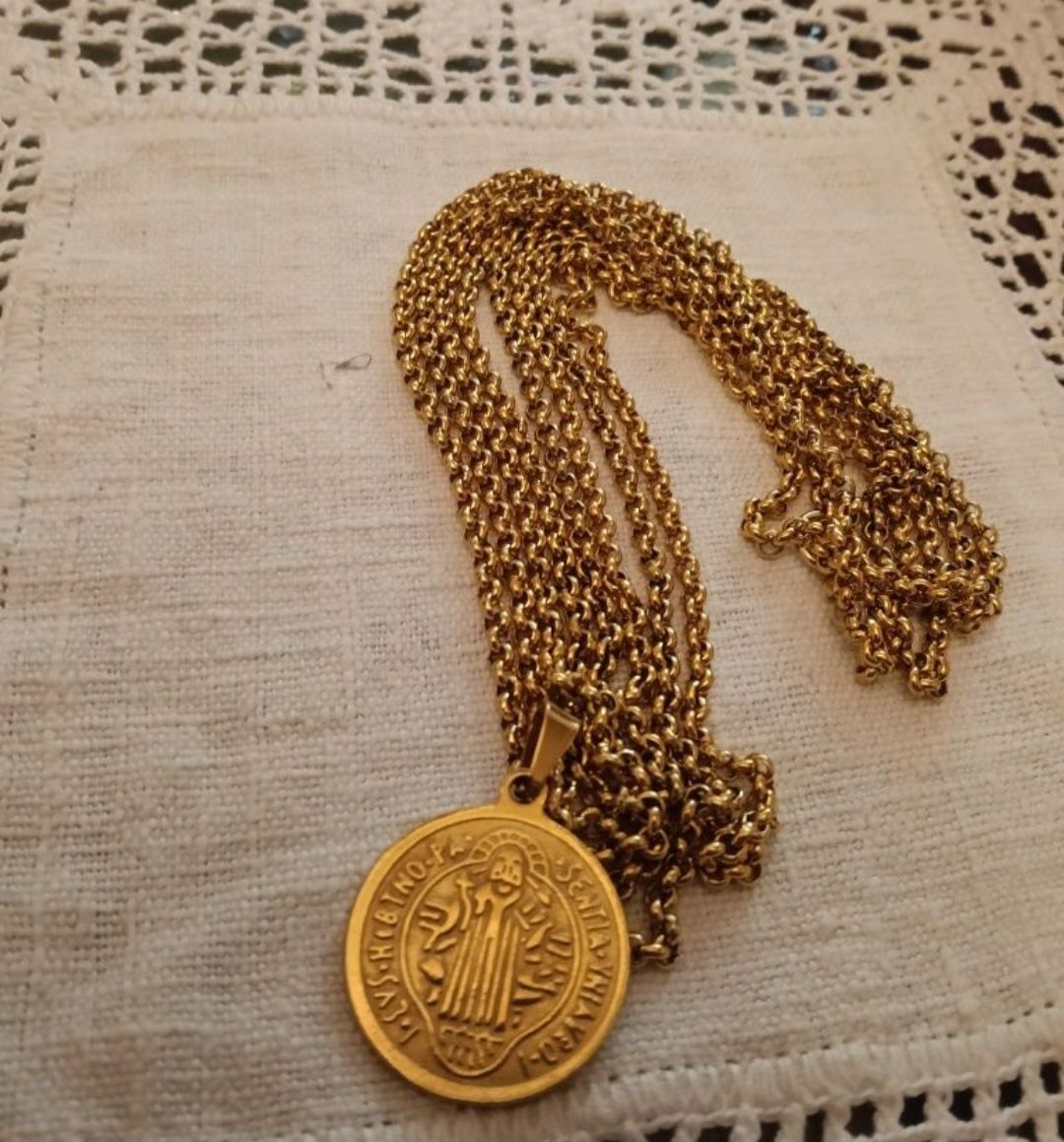Cordão com medalhão