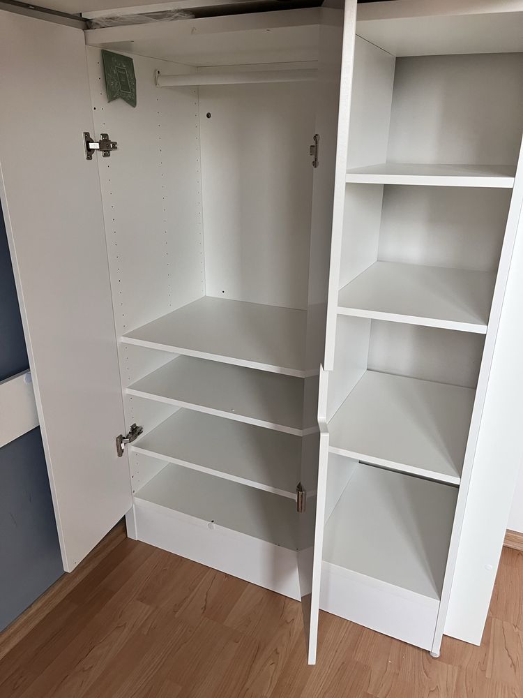 IKEA SMÅSTAD - Łóżko piętrowe z materacem i szafą - białe
