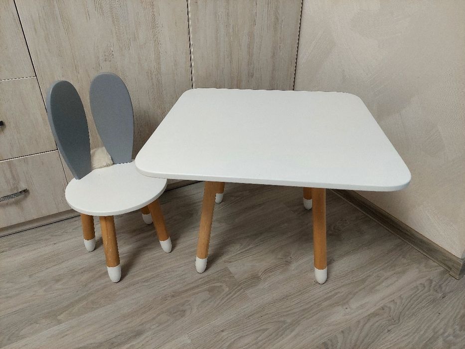 Дитячий стіл і стільчик з вушками зайчика для творчості