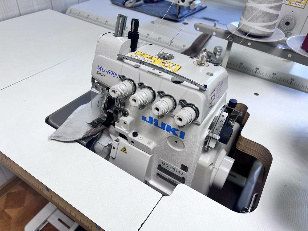 Overlock 4 nitkowy JUKI MO-6914J Górny Transport Ciężkie szycie Automa