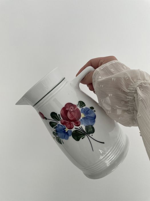 Komplet dzbanek oraz osiem sztuk czarek