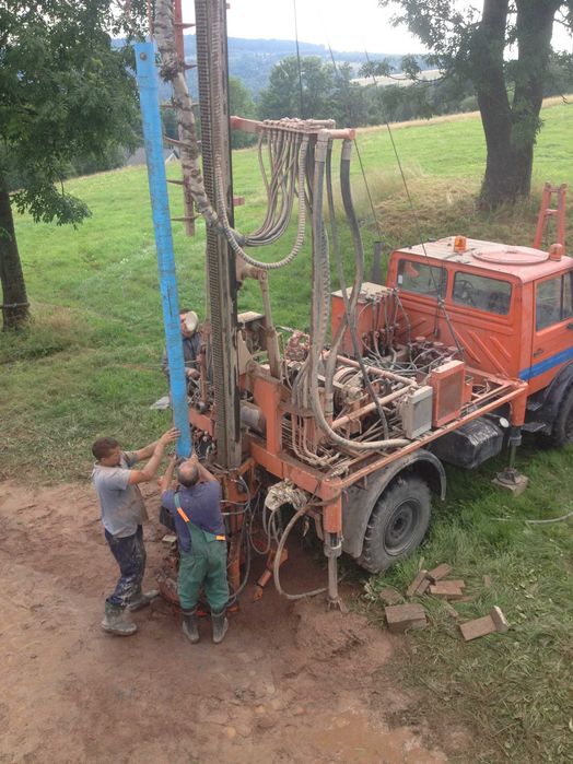Wiertnica pionowa  Unimog U435 4x4, pompy ciepła, studnie głębinowe