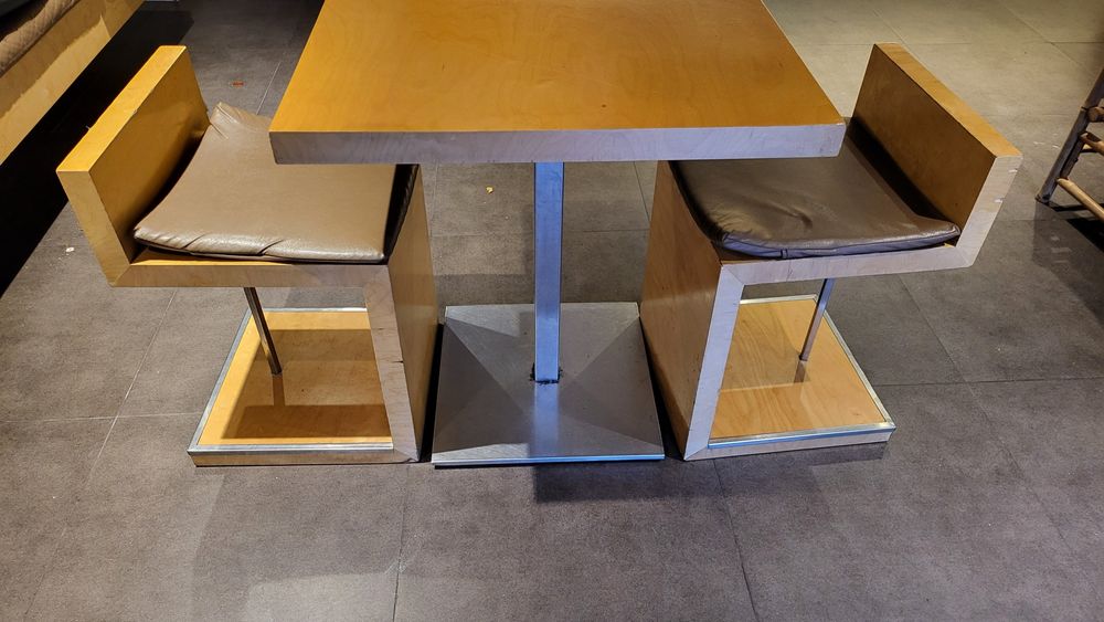 Conjunto de mesas e cadeiras para restaurante