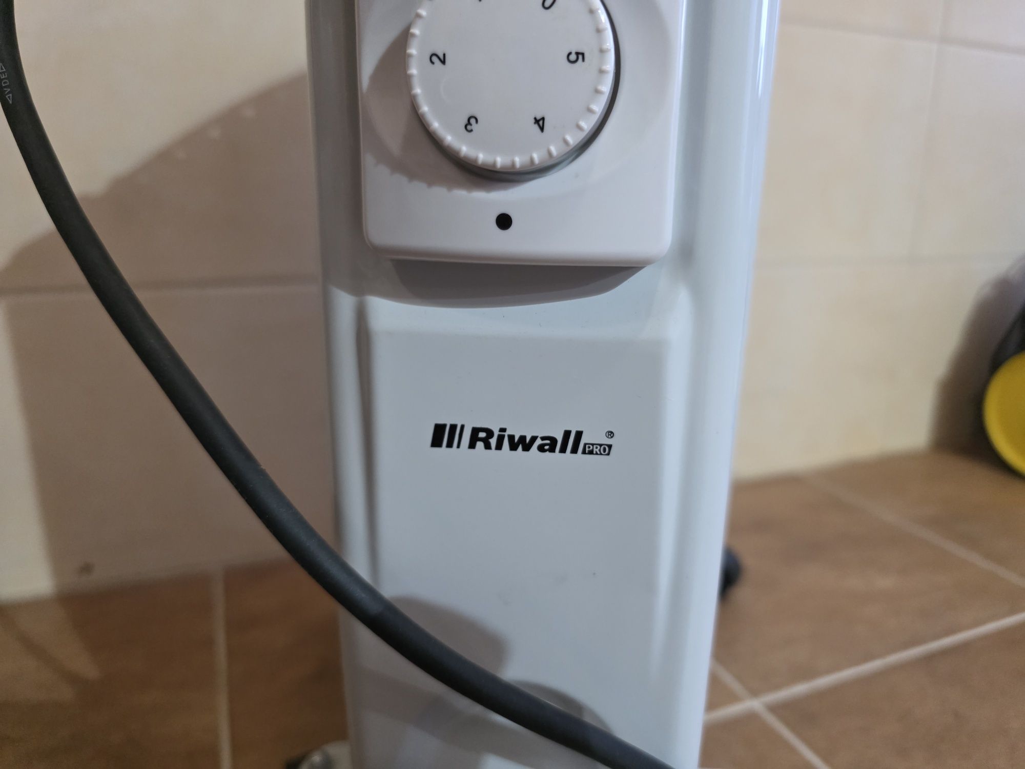 Grzejnik olejowy 13 żeberek na GĘSTY olej Riwall 2500W żeberkowy