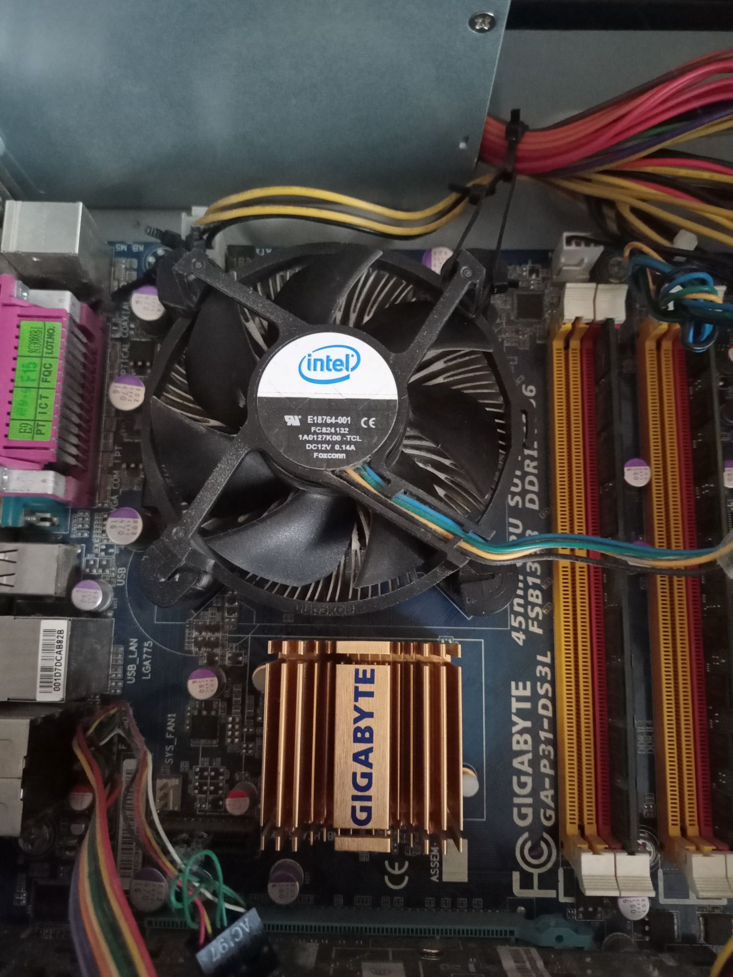 Komputer TRACER (INTEL XEON E5430+R7 240 1gb+4gb ram)