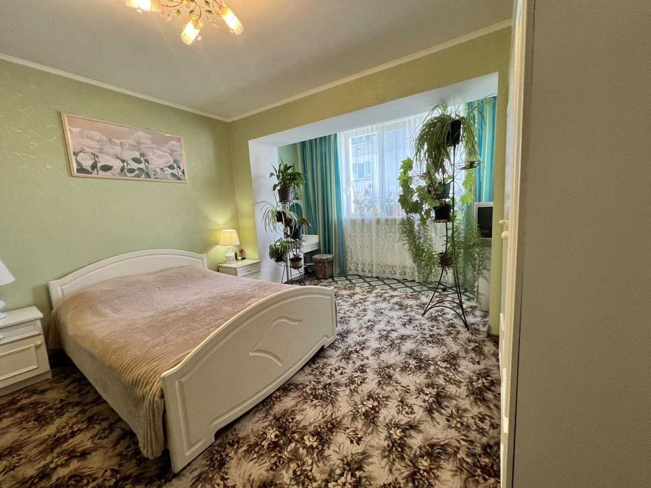 Простора 3-кімнатна квартира з окремим входом та власним двориком.