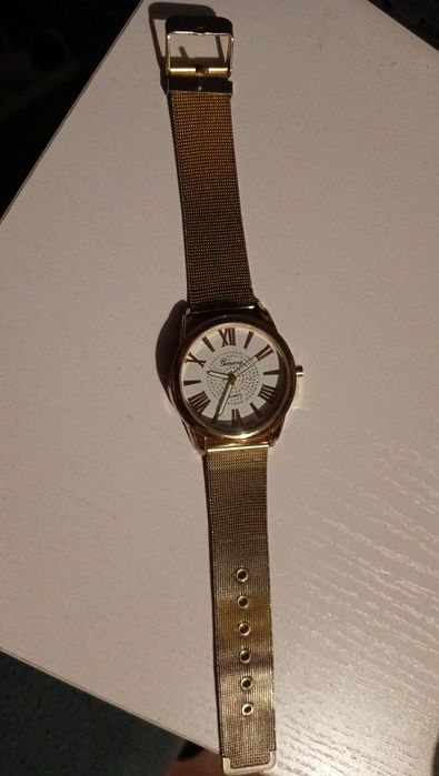 Zegarek damski w kolorze złotym