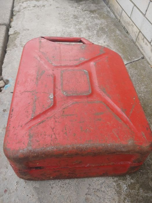 Продам канистру 20л.