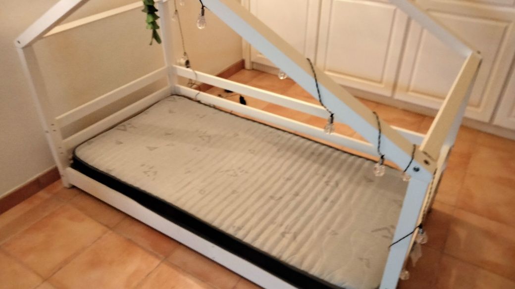 Cama casinha Montessori com colchão