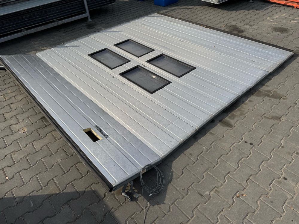 Brama 3.05x3.25 segmentowa Crawford pionowego otwierania