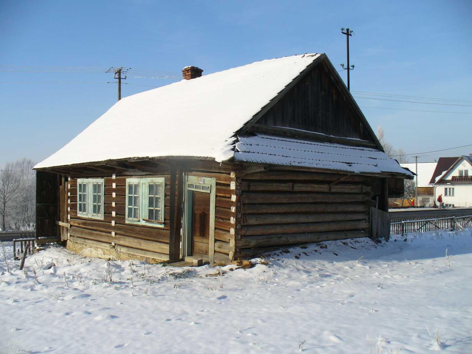 Elementy starego domu. Stary dom drewniany z płazów. Stare drewno