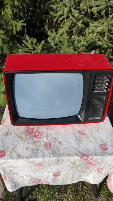 Telewizor czerwony obraz czarno bialy