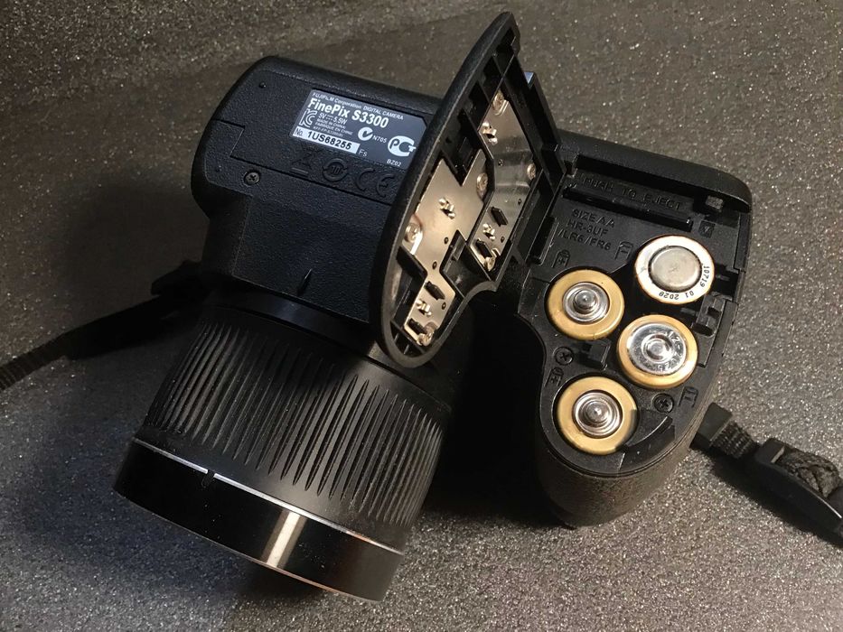 Fuji Finepix S 3300 - Bridge com 14MP e 26X de Zoom