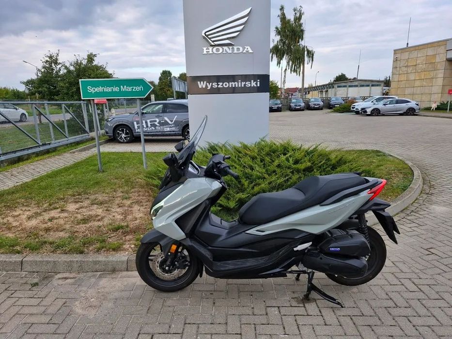 Honda NSS Forza 125, model 2025 - Demo