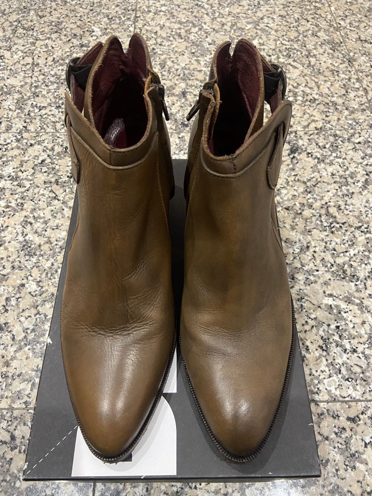 Botas em pele castanhas DKODE