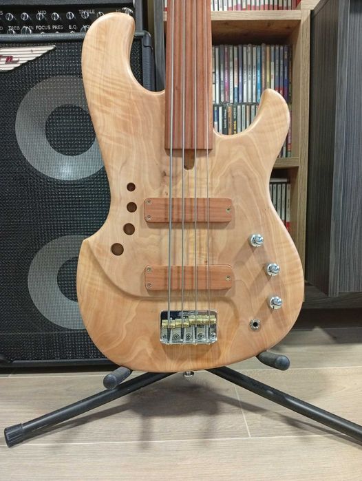 Бас гитара ручної роботи безладова.