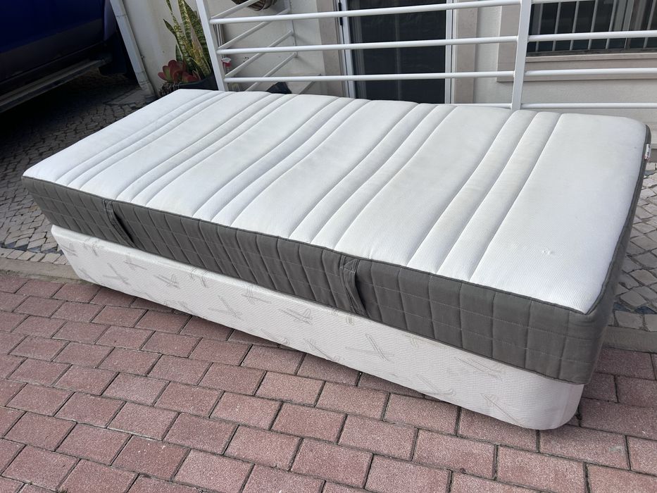 Cama e colchão conjunto