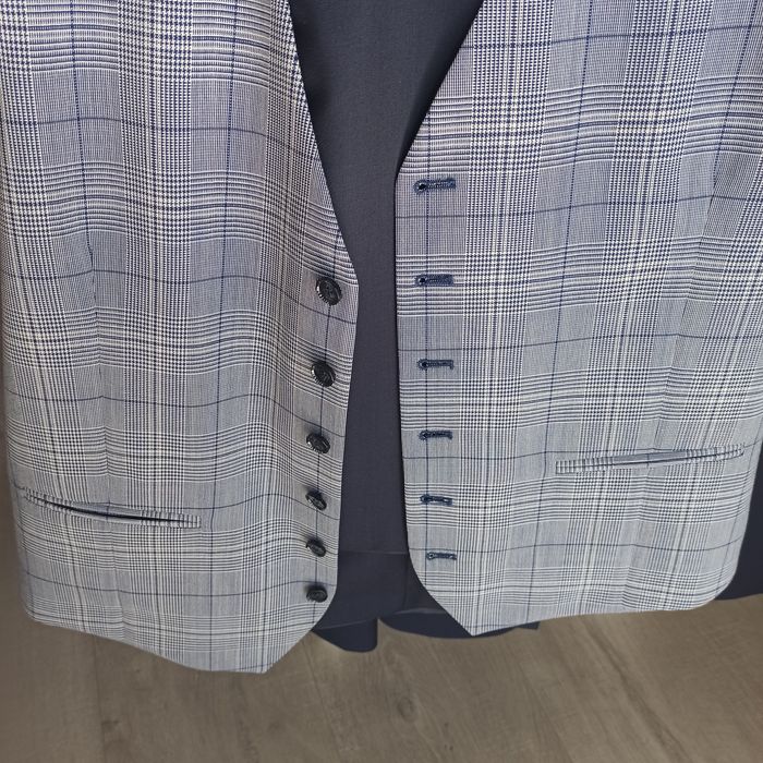 Garnitur Vistula z kamizelką, poszetką, paskiem oraz pokrowcem