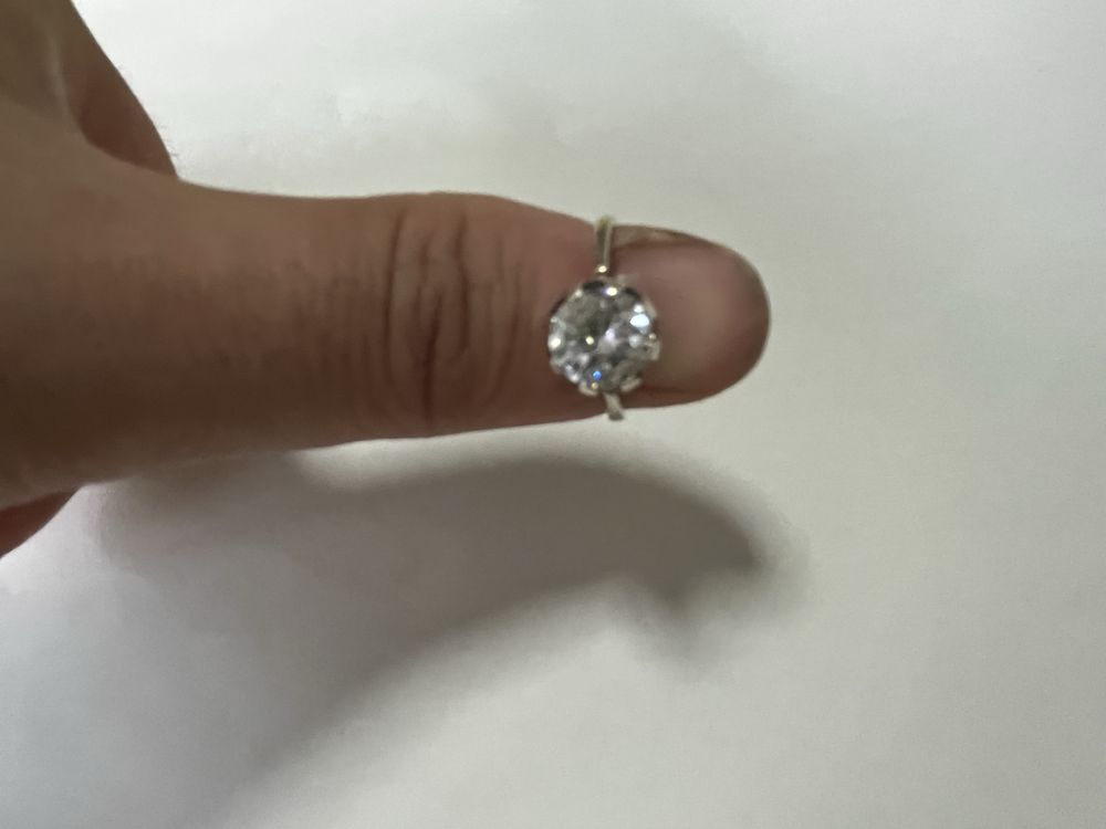 Серебрянные кольца и золотая цепочка.