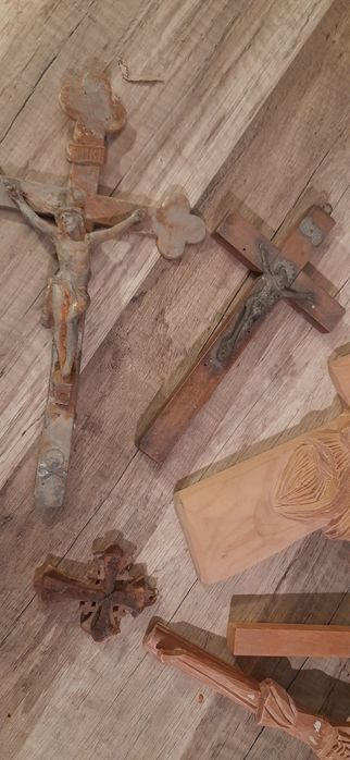 Zestaw starych krzyży