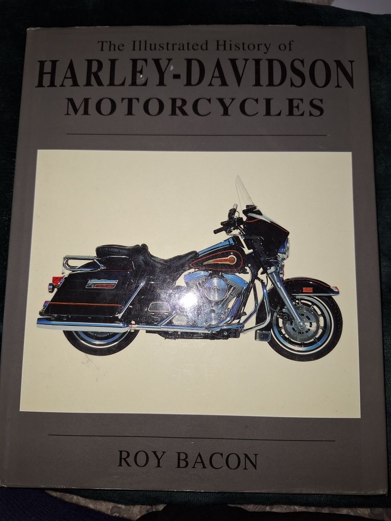 The Illustrated History of Harley-Davidson Motorcycles [BRP5]