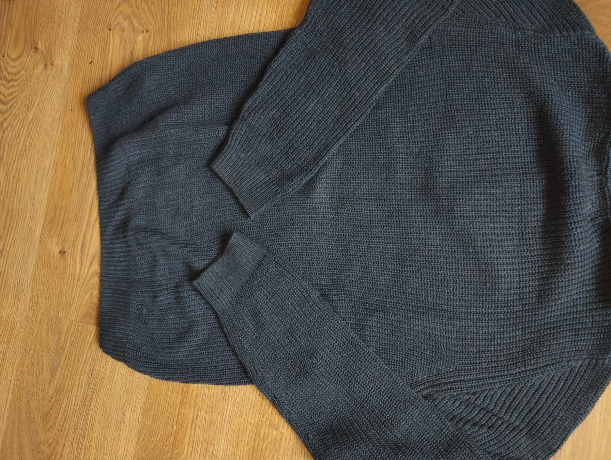 Granatowy sweter dla chłopca