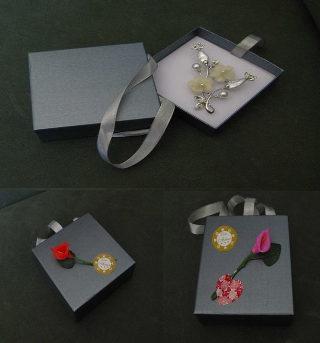 Alfinete / Broche / Pregadeira Flor de Perolas NOVO