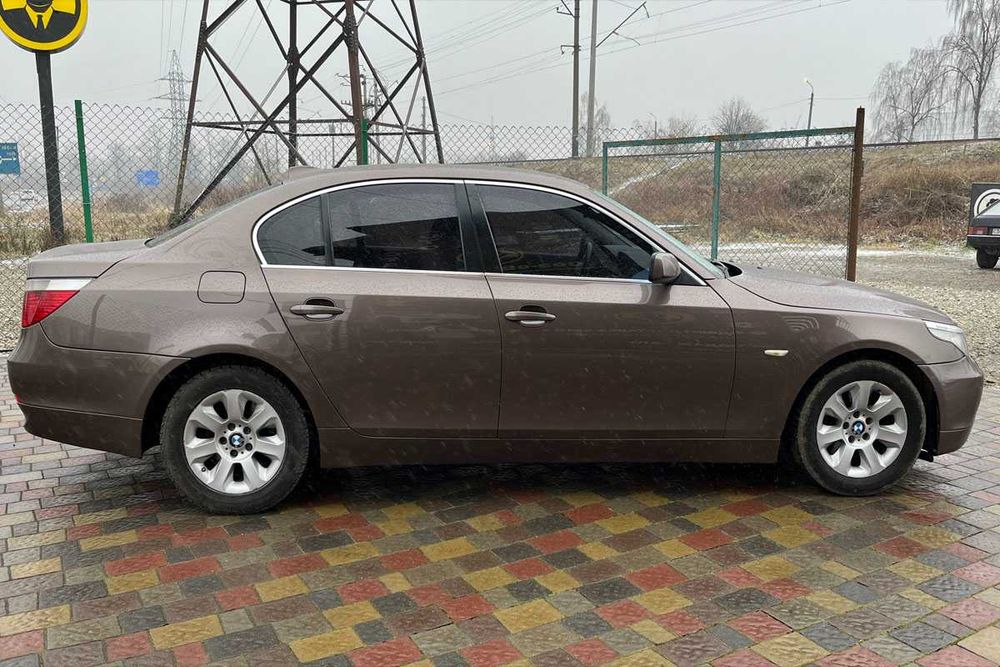 BMW 520I 2004 року
