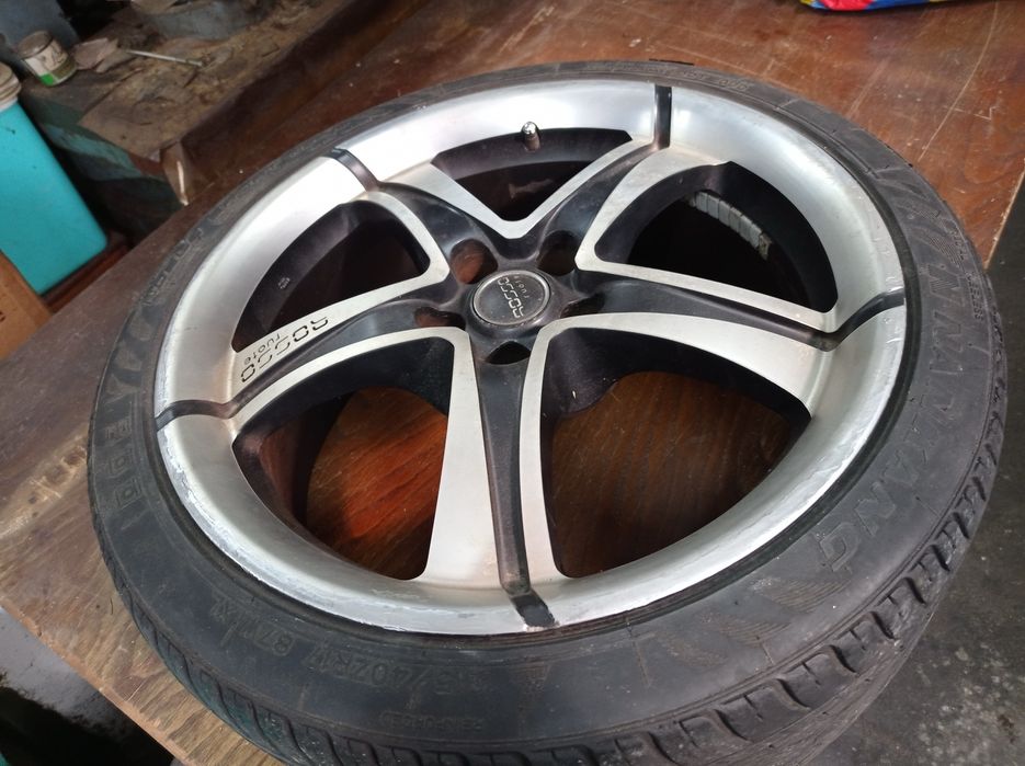 Jantes com pneu com algum piso