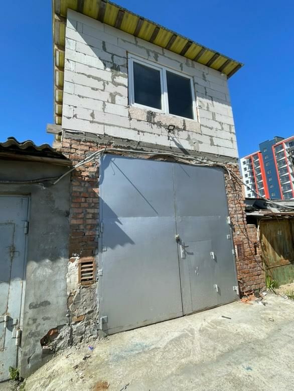 Продам двоповерховий гараж в центрі міста