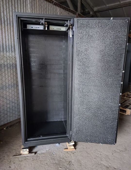 Вогнетривка сейфова шафа Укрсейф від пожежі збереже документи дешево