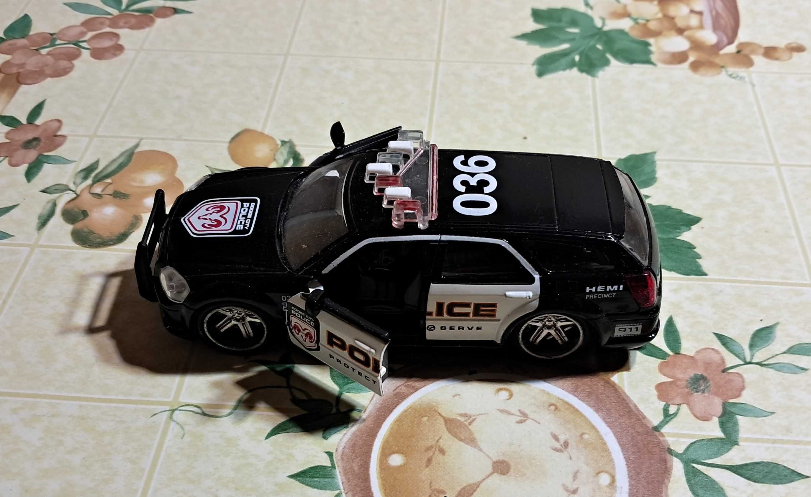 Samochód policyjny Dodge Magnum R/T, 1:43